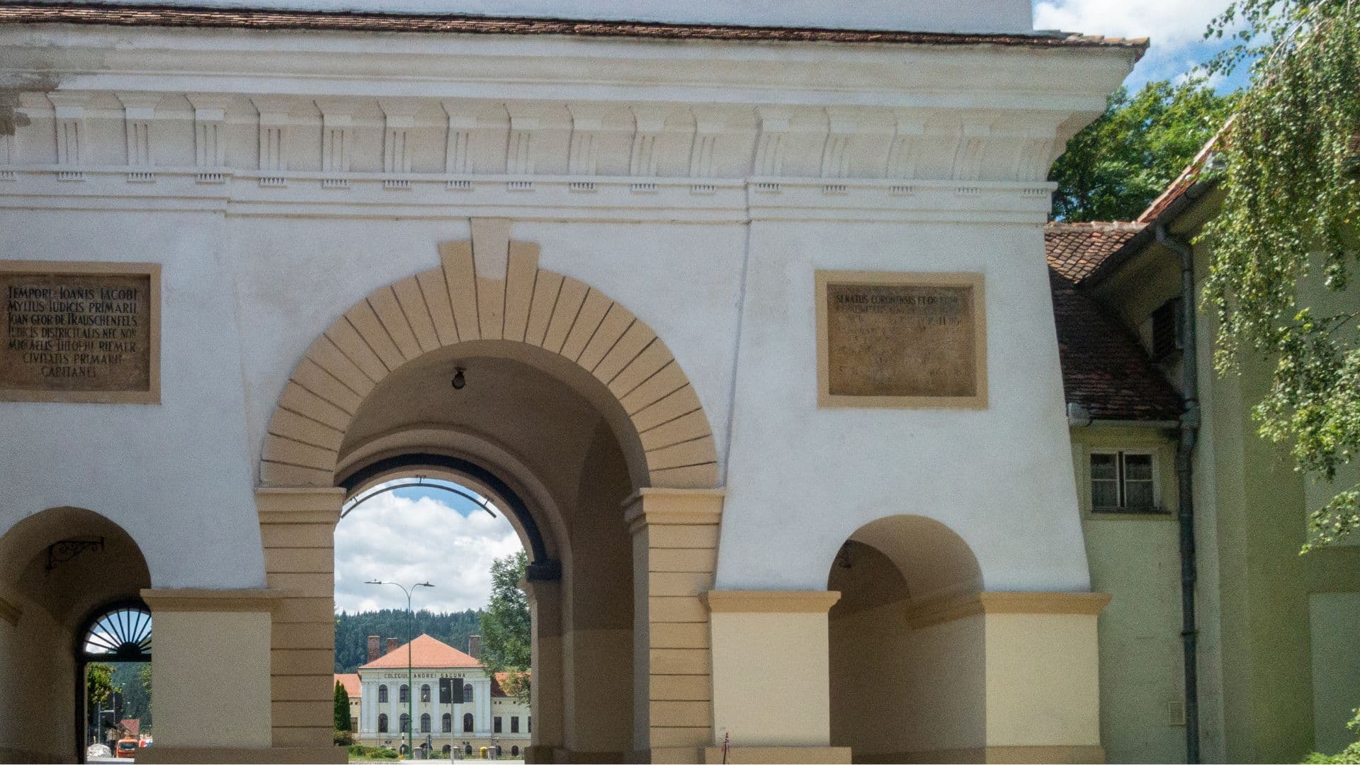Pass through Poarta Șchei